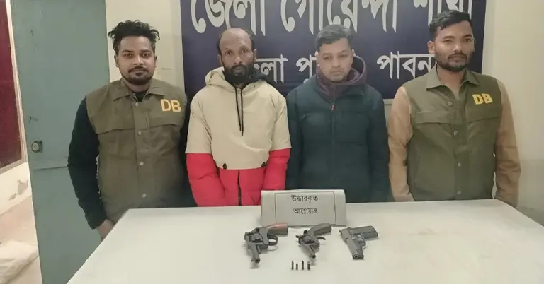 আটককৃত দুইজন ব্যক্তি ও জব্দকৃত অস্ত্র-গুলি